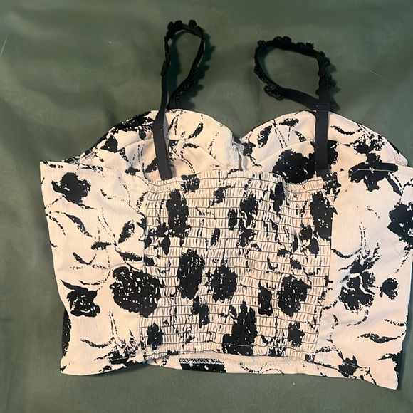 Crop top, black and tan floral print size medium - Picture 3 of 5